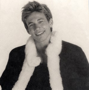 Jonathan Taylor Thomas in santa costume